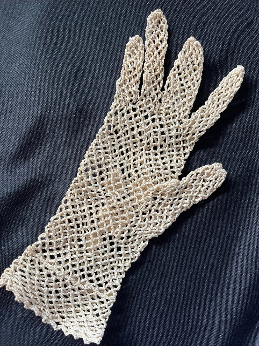 Vtg/Antique Hand Crochet Delicate Lace Gloves Ecru Color Floral Small Size *READ